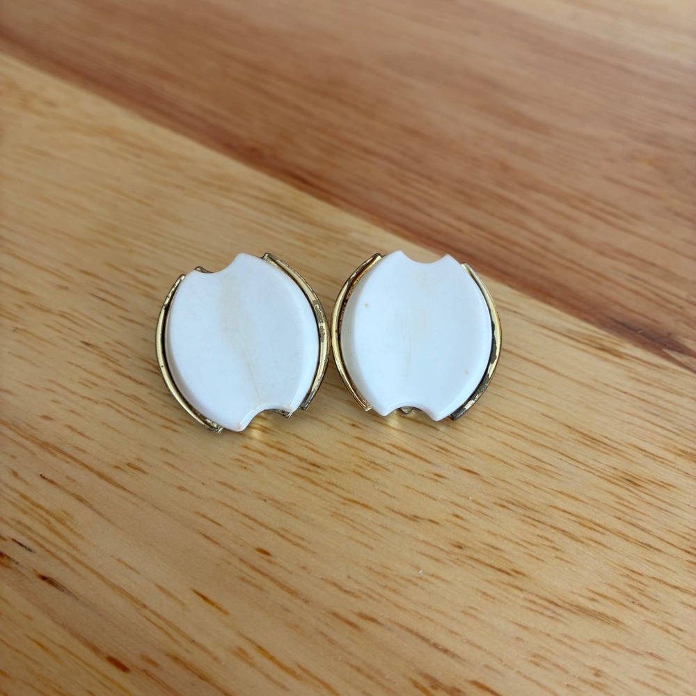 Capri Clip On Earrings Womens OS White Gold Vintage Shield Cabochon Good